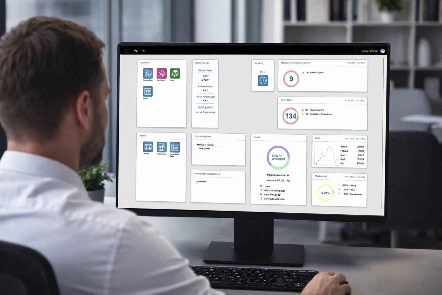 Mobatime Büroarbeiter vor seinem Dashboard