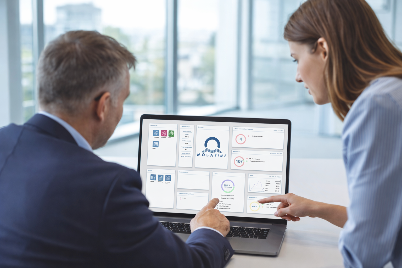 Mobatime Besprechung vor dem Laptop im Büro